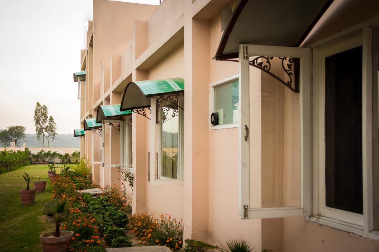 The Baghban Hotel & Resort, Baddi ภายนอก รูปภาพ