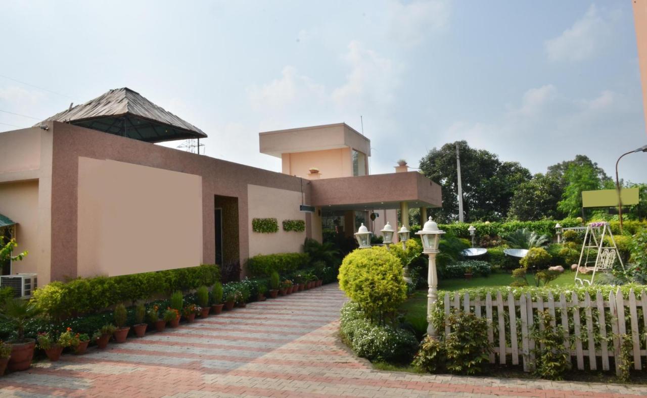 The Baghban Hotel & Resort, Baddi ภายนอก รูปภาพ